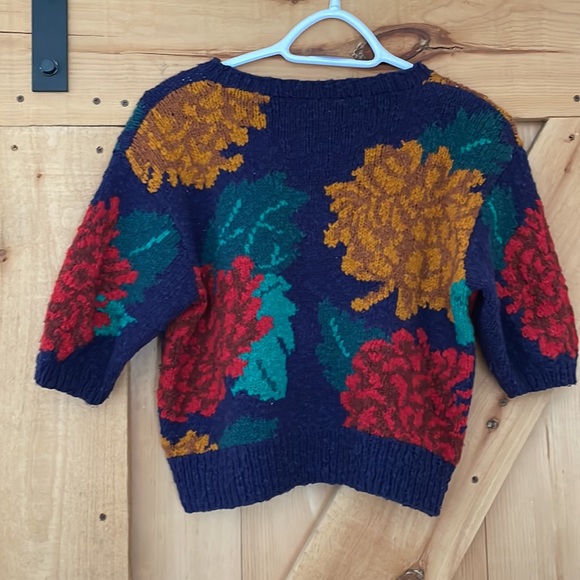 Vintage knitted crop top 🌺 - Picture 2 of 3